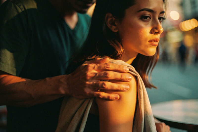 Que signifie toucher l’épaule d’une femme ?