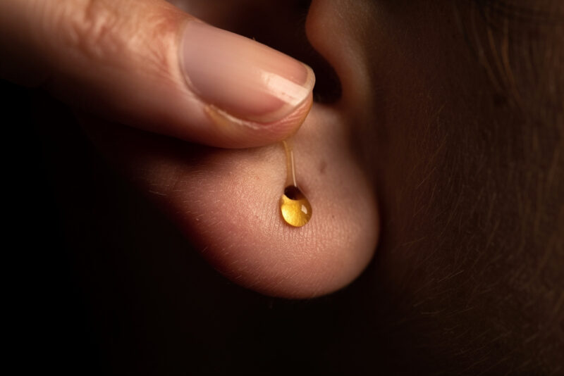 Trou d'oreille : comment le reboucher naturellement en 4 étapes ?